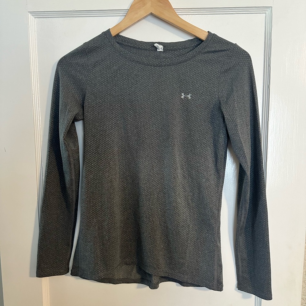 4 Under armour long sleeve XS